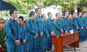 15 đối tượng tấn công CSCĐ, đốt phá xe cứu hỏa lãnh án