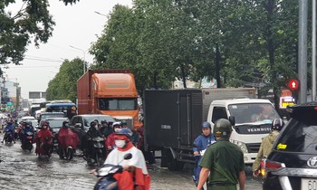 Mưa lớn nhiều tuyến đường ở TP Biên Hòa ngập sâu