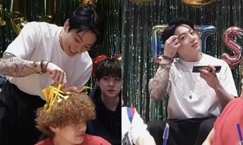 Jung Kook (BTS) lại một lần nữa gây tranh cãi khi để lộ hình xăm kín mít cánh tay