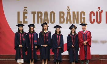 Lễ Tốt nghiệp, trao bằng Cử nhân bị dời tới lần thứ 3, sinh viên chịu ảnh hưởng thế nào?