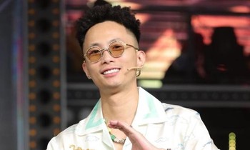 Rhymastic chơi lớn mua lại 100 đơn hàng bị "bom", phân phát cho người dân trong khu