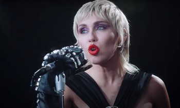 Xem cách Miley Cyrus quậy tung cả thế giới trong single mới "Midnight Sky" kìa!