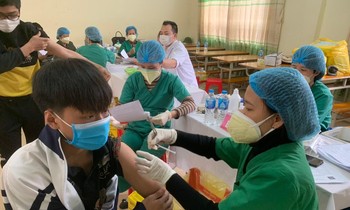 Học sinh tại Bắc Giang tiêm vắc xin ngừa COVID-19. Ảnh minh họa