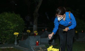 Ho Chi Minh City youth light candles to pay tribute to nearly 30,000 martyrs' graves 