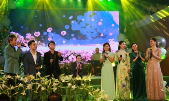 Mạnh Quỳnh và các con nuôi tưởng nhớ Phi Nhung trong đêm nhạc ngập nến và hoa