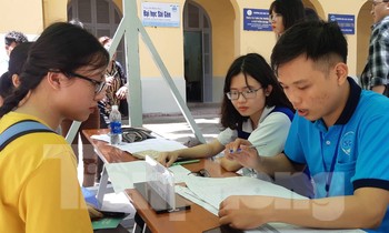 Thí sinh làm thủ tục nhập học tại ĐH Sài Gòn