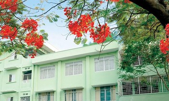Xôn xao clip nữ sinh trường Đồng Khởi bị nhóm bạn đánh hội đồng