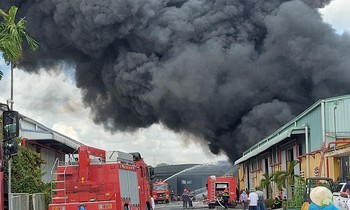 Cháy lớn tại một nhà kho ở Hải Phòng, cột khói đen cao hàng chục mét