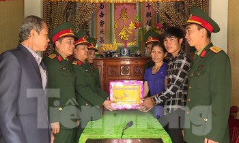 Bộ CHQS tỉnh Quảng Trị tặng quà cho thanh niên có hoàn cảnh khó khăn trên địa bàn huyện Hướng Hóa nhập ngũ năm 2020