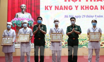 Ban tổ chức trao thưởng cho các đội đạt giải Nhất, Nhì, Ba tại hội thao