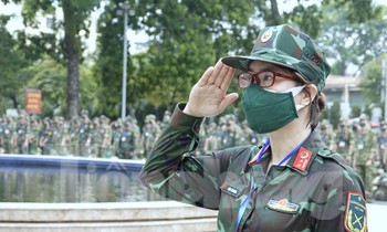 Cán bộ, học viên đoàn công tác hô vang quyết tâm trước khi lên đường vào Nam