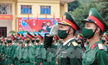 ĐVTN Trung đoàn 246 (tức Đoàn Tân Trào) tại lễ phát động thi đua cao điểm, sáng 18/11. Ảnh: Nguyễn Minh