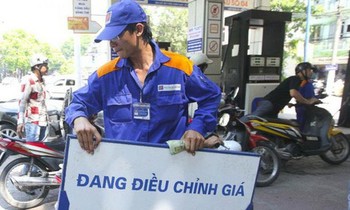 Nếu không trích quỹ bình ổn, giá xăng dầu có giảm tiếp vào ngày 1/8. ảnh minh hoạ