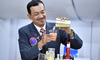 Ông Võ Tấn Sĩ, Chủ tịch Hội Bartender Sài Gòn, hội viên Hiệp hội Bartender Thế Giới pha cocktail trên chuyến bay của Vietnam Airlines.