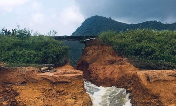 Đập vỡ khiến nhiều hộ dân phải sơ tán khẩn cấp, hàng chục ha hoa màu của người dân bị nhấn chìm.