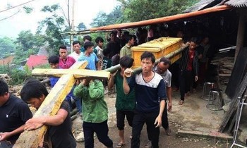 Đám tang tiễn cháu Vàng Thị Hồng Trang (1 trong 3 nạn nhân vụ sập cổng trường) về thế giới bên kia.