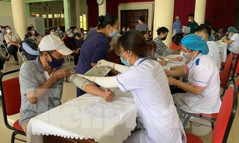 Nam Định rà soát, triển khai tiêm vắc xin ngay trong dịp Tết Nguyên đán để phòng chống dịch - Ảnh: Hoàng Long