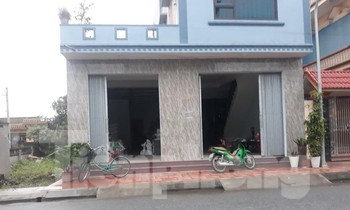 Gia đình có người về từ "vùng đỏ" đã hết thời hạn cách ly, mở cửa nhà trở lại - Ảnh: Hoàng Long