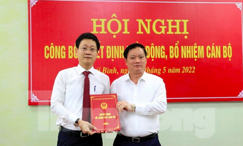 Chủ tịch UBND tỉnh Thái Bình (phải) trao quyết định bổ nhiệm Quyền Giám đốc Sở Tài nguyên- Môi trường - Ảnh: Hoàng Long