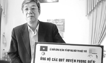 Ngoài tấm biển tượng trưng, tiền hỗ trợ thực tế vẫn chưa đến tay dân nghèo, nạn nhân chiến tranh tại TT-Huế. Ảnh: Ngọc Văn