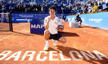Nishikori cùng với chiếc cúp lịch sử. Ảnh: Barcelona Open