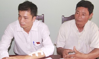 Trưởng công an xã Hà Lan Dương Duy Tuệ (trái) và ông Lê Văn Công đã dũng cảm, kiên quyết bắt bằng được tên trộm chó dù bị chống trả quyết liệt bằng hung khí. Ảnh: Người lao động.
