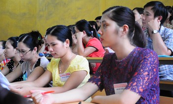 Thảo luận đáp án chấm thi môn Văn khối D ở ĐH Thái Nguyên. Ảnh: Hồ Thu