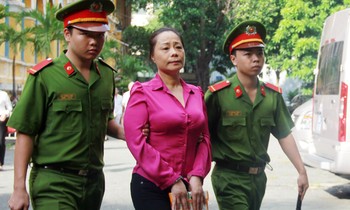 Hậu quý bà Trương Thị Tuyết Nga hầu tòa ngày 21/7. Ảnh: Tân Châu.