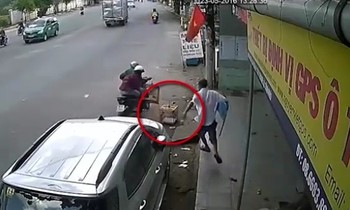 Hai thanh niên đi xe máy 'tiện tay' cướp lồng chim bên đường
