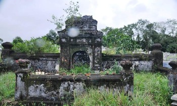 Mặt trước của ngôi lăng mộ mẹ vua nhà Nguyễn.