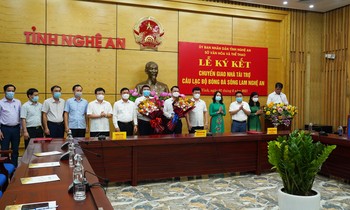 Sông Lam Nghệ An chính thức được chuyển giao cho nhà tài trợ mới sau hơn chục năm gắn bó của Ngân hàng Bắc Á. (ảnh Anh Tú)