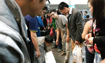 Cảnh lấy hành lý vất vả và lộn xộn ở sân bay Nội Bài tối 26/1