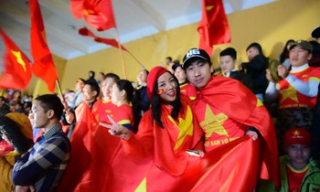 CĐV Hà Nội đội mưa 'tiếp lửa' cho tuyển Việt Nam từ Hàng Đẫy