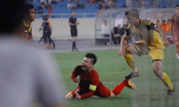 Tình huống phạm lỗi dẫn tới thẻ đỏ của cầu thủ U23 Brunei. Ảnh: Duy Phạm
