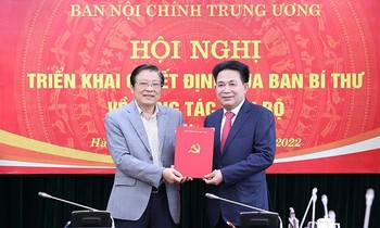 Trưởng Ban Nội chính Trung ương Phan Đình Trạc trao quyết định và chúc mừng ông Nguyễn Văn Yên. Ảnh: VOV