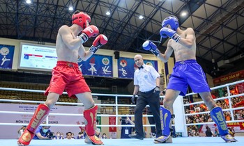 Nửa đêm, khán giả Bắc Ninh vẫn cuồng nhiệt tiếp lửa cho VĐV Kickboxing 