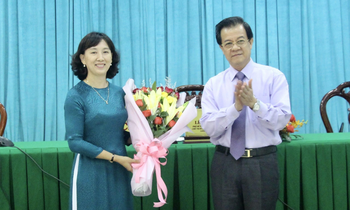 Lãnh đạo tỉnh An Giang tặng hoa chúc mừng tân Phó Chủ tịch UBND tỉnh An Giang Nguyễn Thị Minh Thúy - Ảnh: Báo An Giang