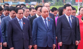 Hình ảnh đại biểu dự Kỳ họp thứ 3, Quốc hội khóa XV vào Lăng viếng Bác