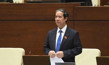 'Gánh nặng' giá sách giáo khoa