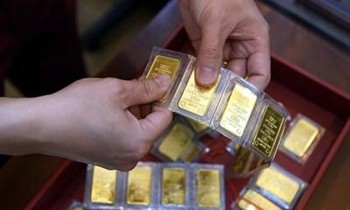 Giá vàng lao dốc, giảm 700.000 đồng/lượng