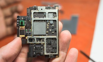 Gỡ tung Bphone tìm nguồn gốc linh kiện