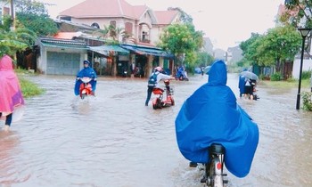 Nghệ An: Một học sinh bị lũ cuốn trôi khi đến trường