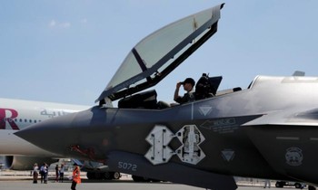 Lính Mỹ trong khoang lái của chiếc Lockheed Martin F-35 Lightning II được chuyển đến Sân bay Le Bourget, gần Paris, ngày 18/6 để tham gia Paris Airshow. Ảnh: Reuters