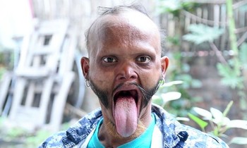 Chiếc lưỡi siêu dài của người đàn ông đến từ Nepal.