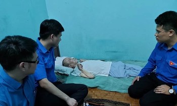 Đoàn thanh niên tặng quà anh hùng, người có công với cách mạng