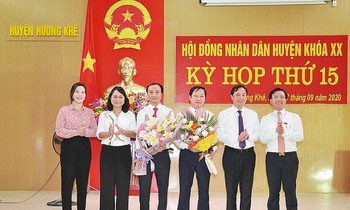 Lãnh đạo Tỉnh ủy, HĐND tỉnh Hà Tĩnh chúc mừng các nhân sự mới. Ảnh: Báo Hà Tĩnh