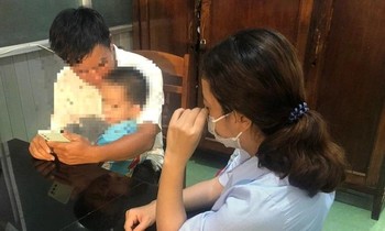 Bản tin 8H: Cháu bé 3 tuổi bị mẹ khai tử đã được đón về nhà