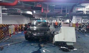 Bản tin 8H: Cho thôi việc bảo vệ lái xe Mercedes Maybach tông loạt xe trong hầm