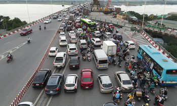 Prolonged congestion at the bottleneck on Vinh Tuy Bridge