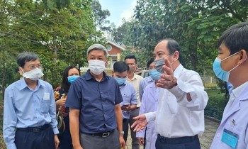 Thứ trưởng Bộ Y tế Nguyễn Trường Sơn kiểm tra công tác phòng chống dịch COVID-19 tại Bệnh viện Bệnh lý hô hấp cấp tính Củ Chi- TPHCM